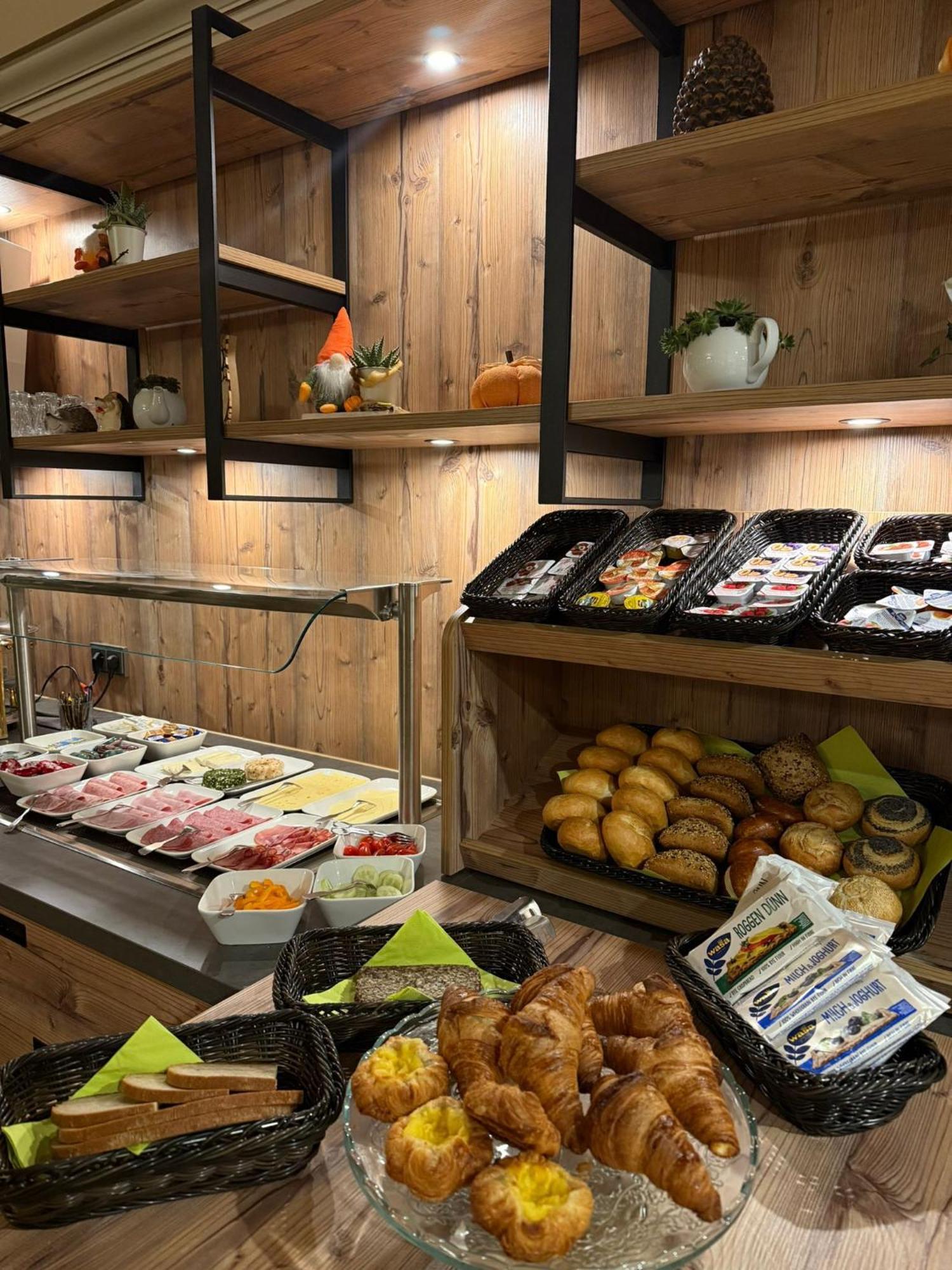 Hotel Cafe Adler 24H Self Check In Triberg im Schwarzwald Ngoại thất bức ảnh